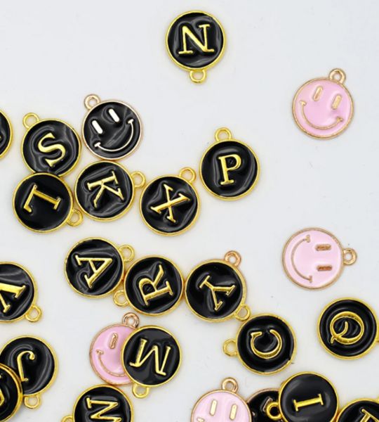 Häng Over, Anhänger mit Monogramm