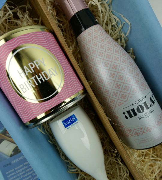 Geburtstagsgeschenk mit Sekt und Kuchen